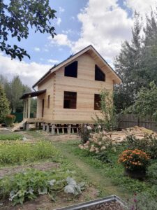 ДОМ ИЗ БРУСА 6×7 «ДБ31» (80 кв.м., 2 этажа, 6 на 7, с большой террасой, 3 спальнями и отдельной кухней)